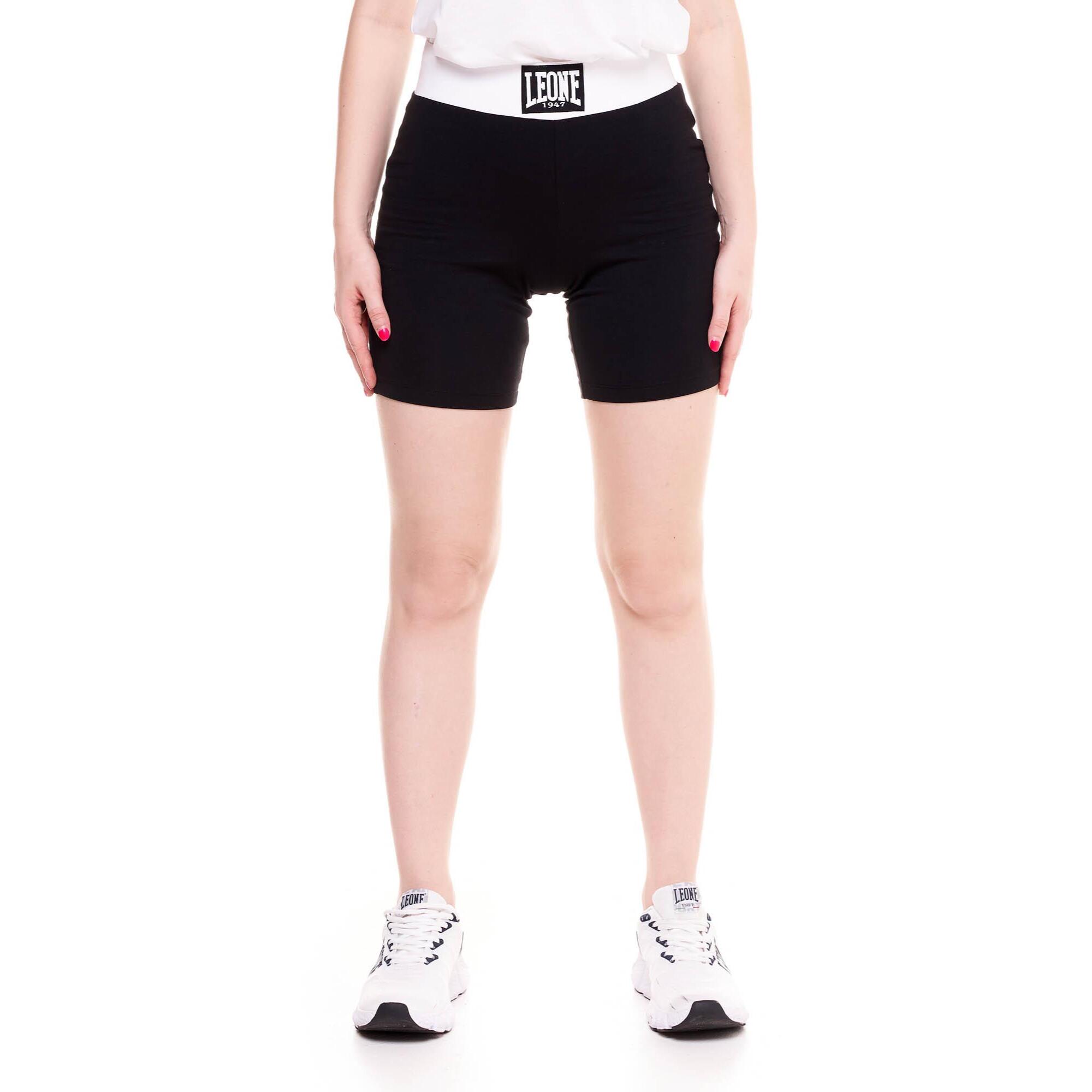 Pantalones cortos legging de mujer en blanco y negro.