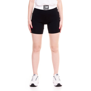 Pantalones cortos legging de mujer en blanco y negro.