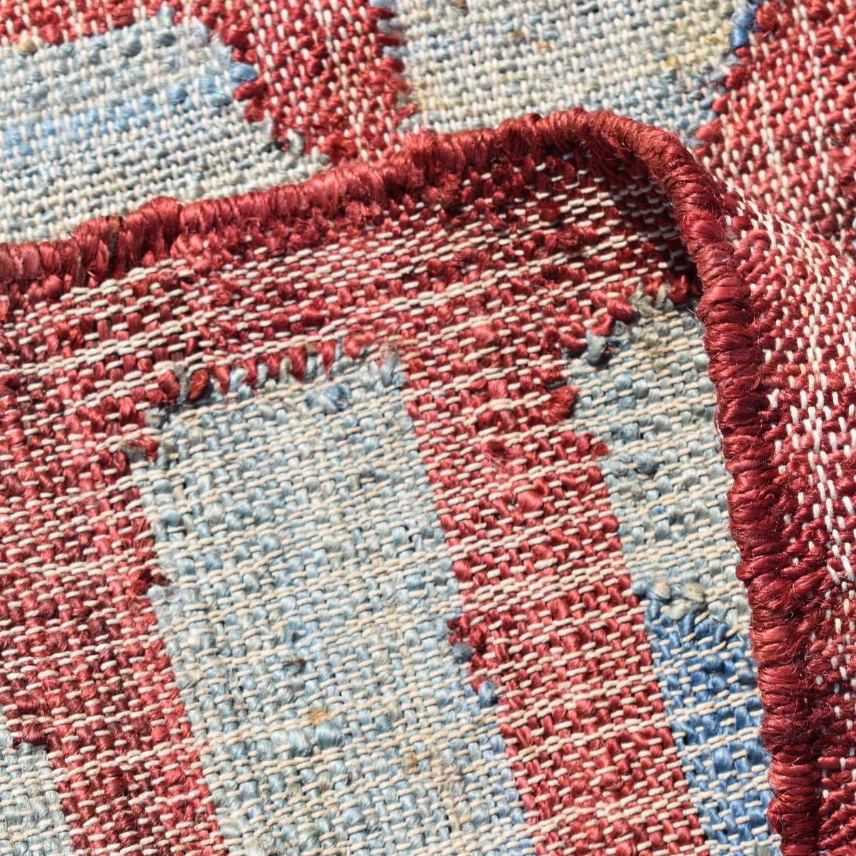 Tapis Kilim tissé à la main en jute aux motifs géométrique lie de vin et bleu ciel