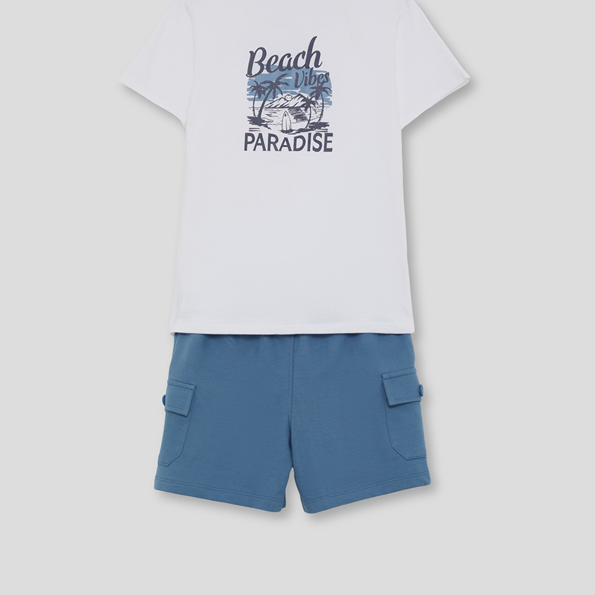 Conjunto Camiseta con Texto Paradise y Shorts Cargo con Bolsillos Laterales con Boton | Color: Azul medio | Street Monkey