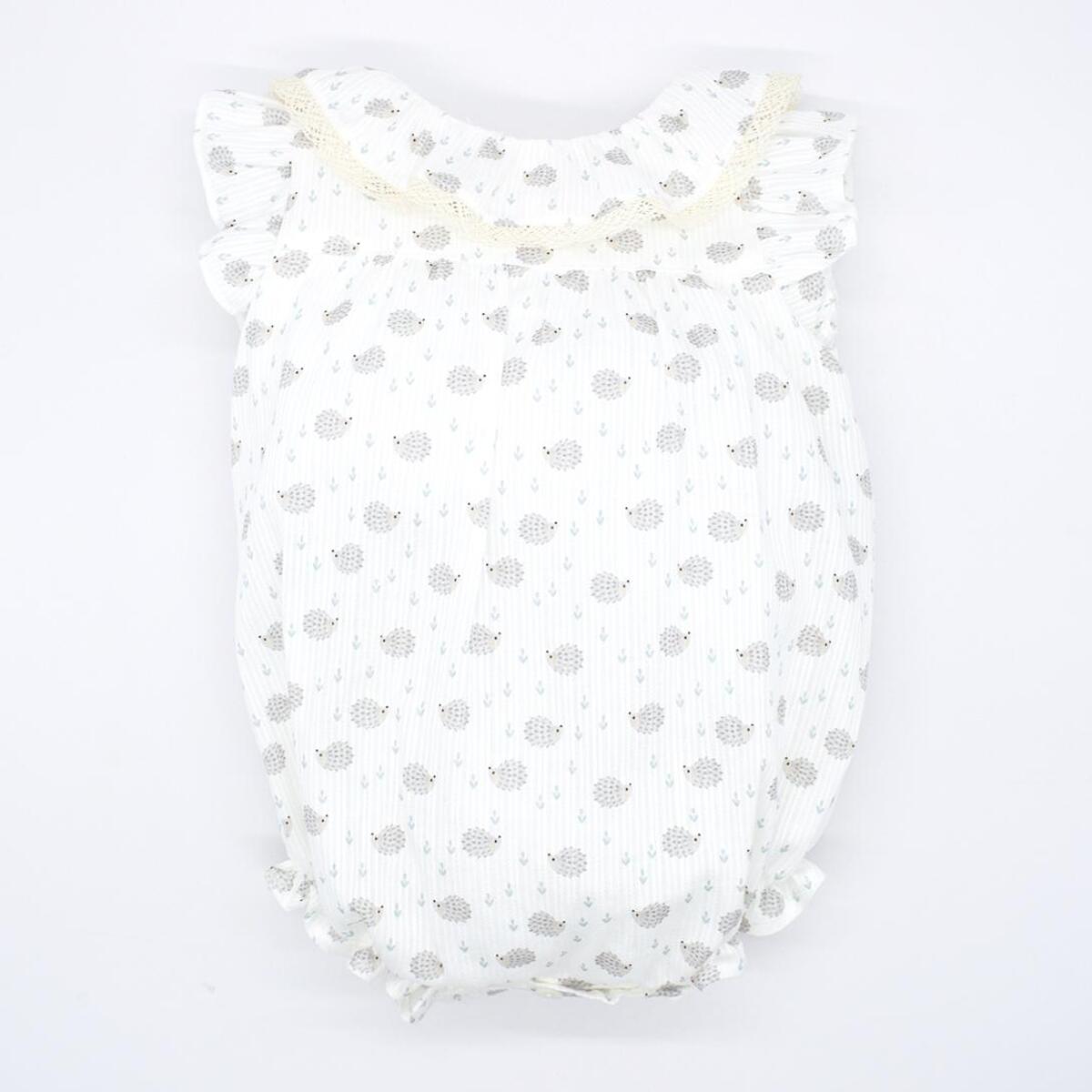 Pelele estampado de erizos, con volante en el cuello y en la sisa.