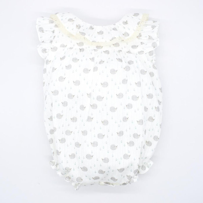 Pelele estampado de erizos, con volante en el cuello y en la sisa.