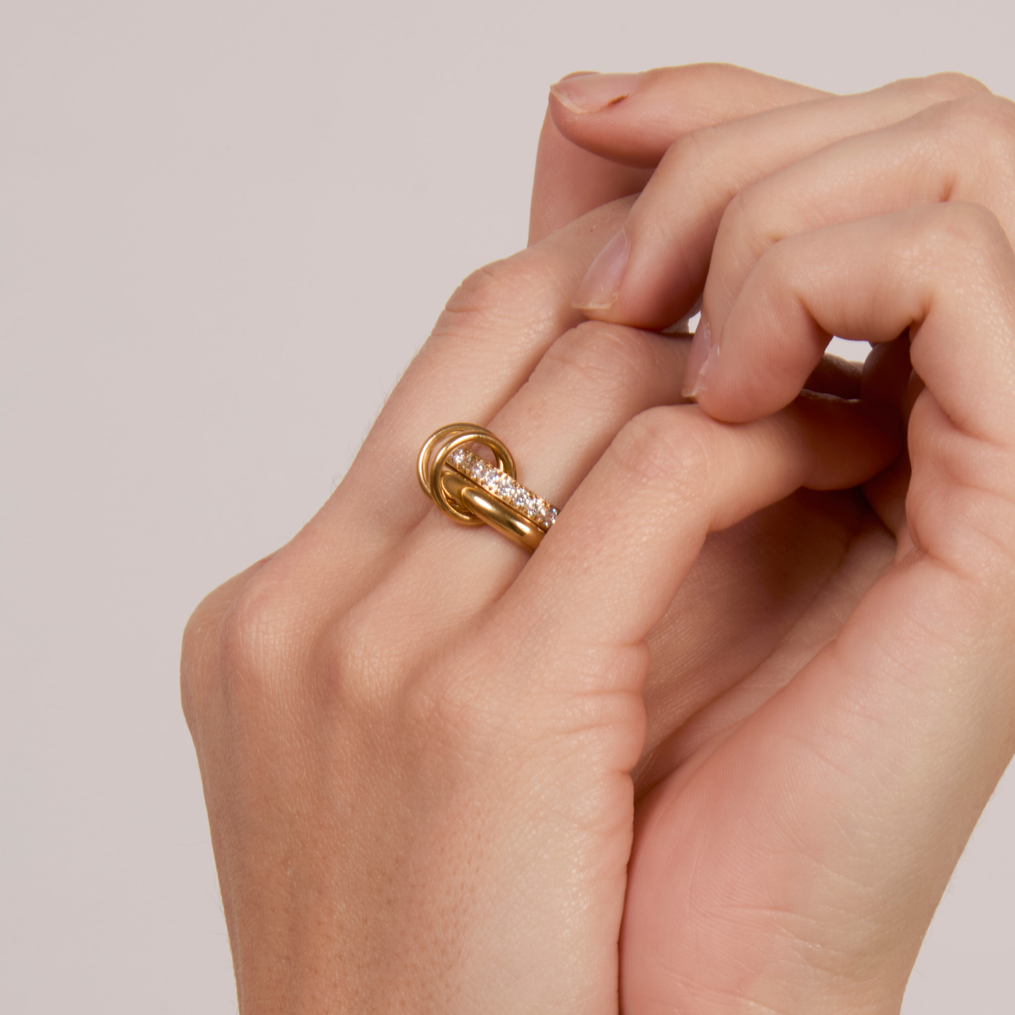 Anillo Emada acabado oro amarillo 18k