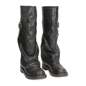 Biker nero con gambale sceso