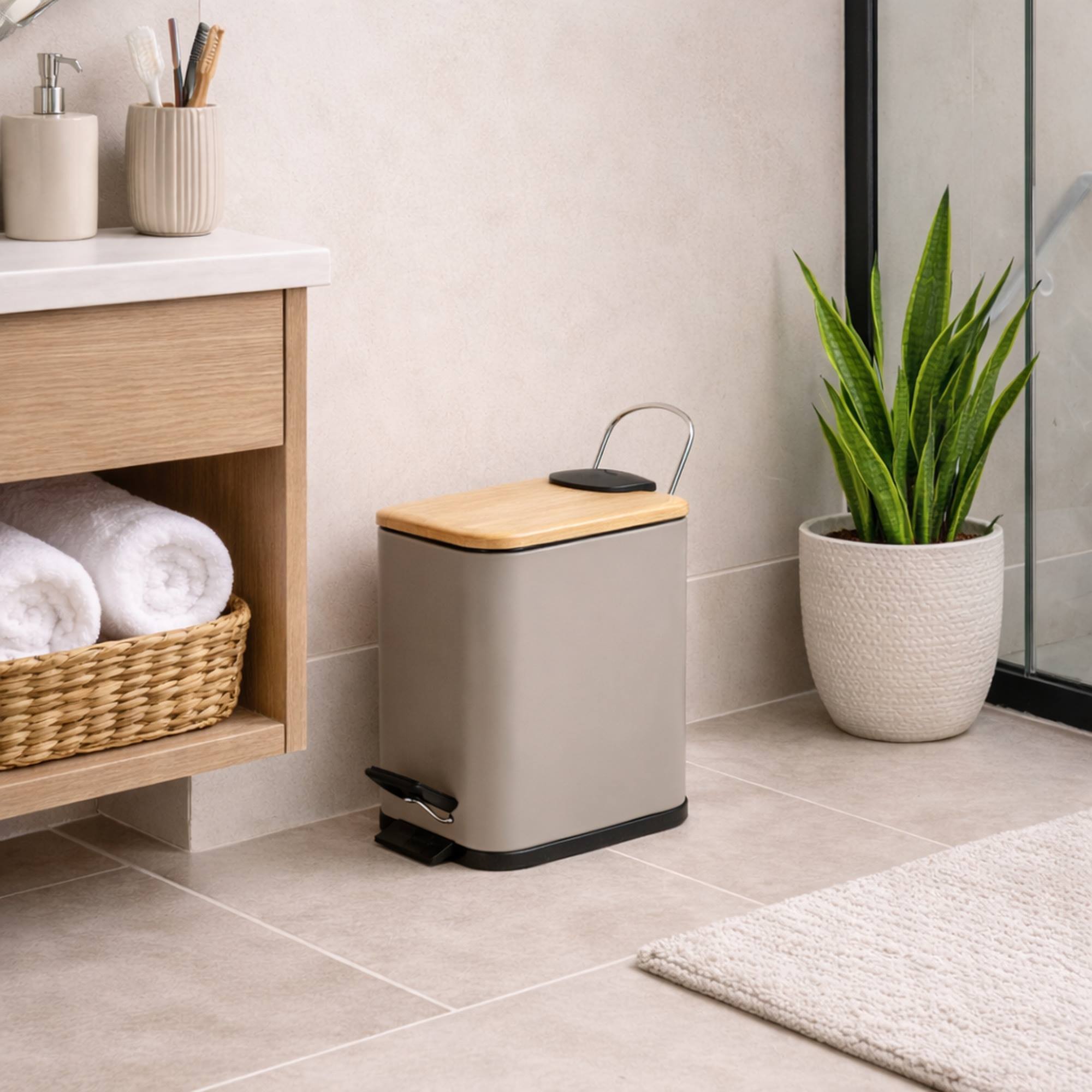 Cubo de basura con pedal ERIK de 5L en color Topo - 14x28x29cm