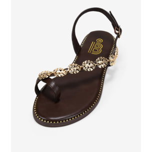 Sandalias de dedo marrones con hojas metálicas