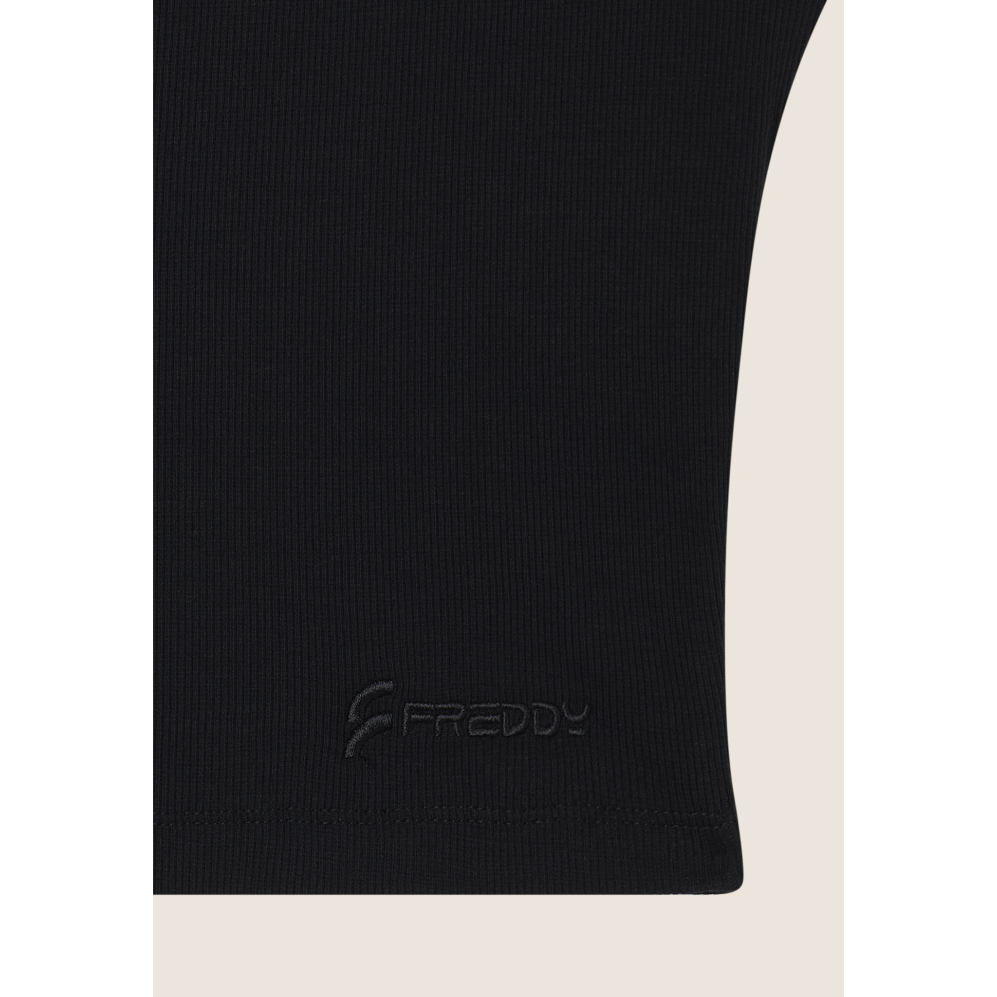 Top a costine stretch con scollo asimmetrico