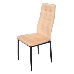 Silla con respaldo alto de terciopelo en color beige.