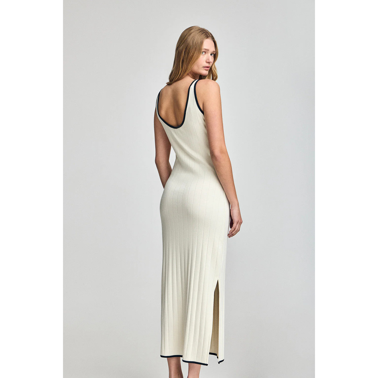 Vestido color crudo acanalado de tirantes con botón nacarado