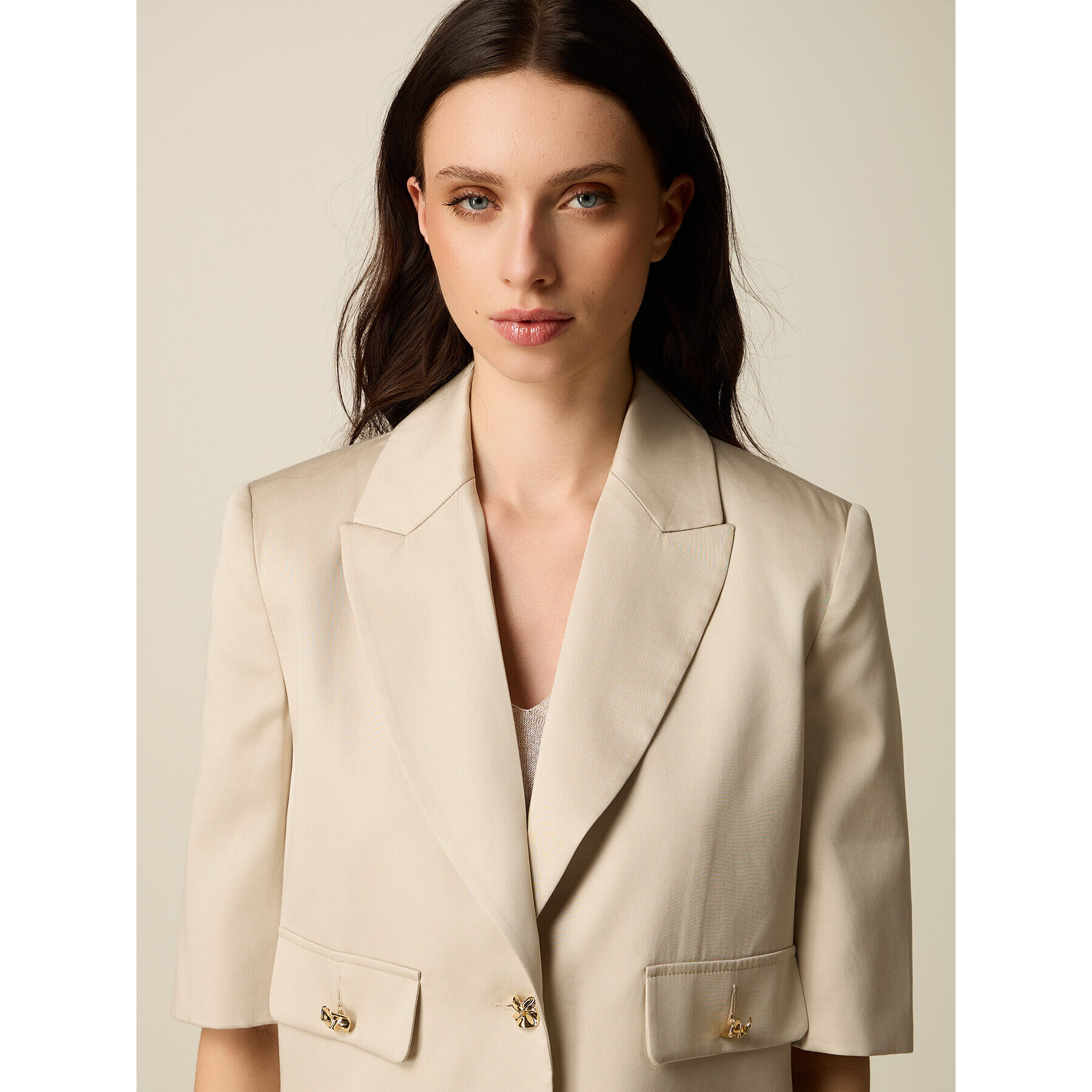 Oltre - Chaqueta corta en lyocell con botones joya - Beige
