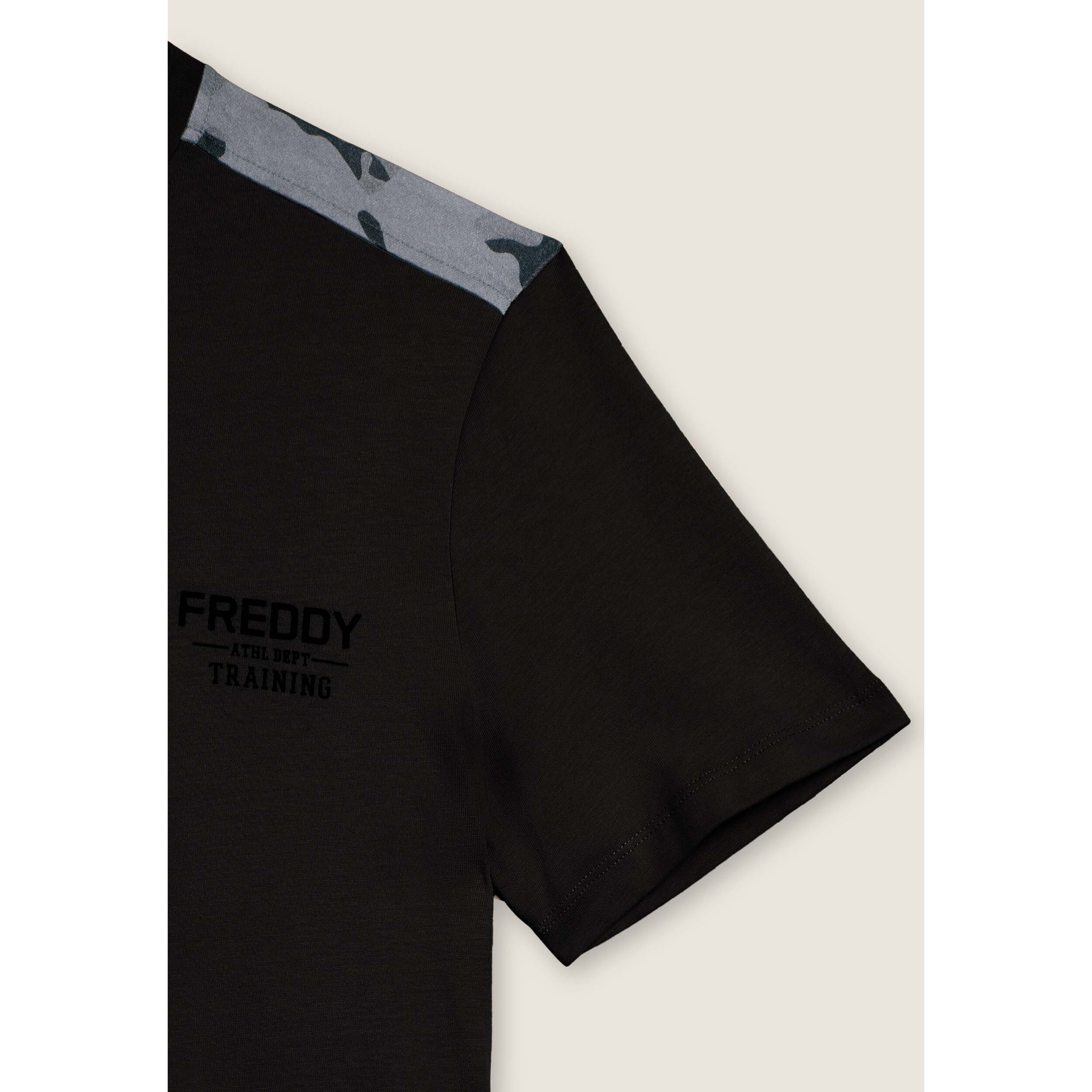 T-shirt con inserti camouflage e logo sul cuore