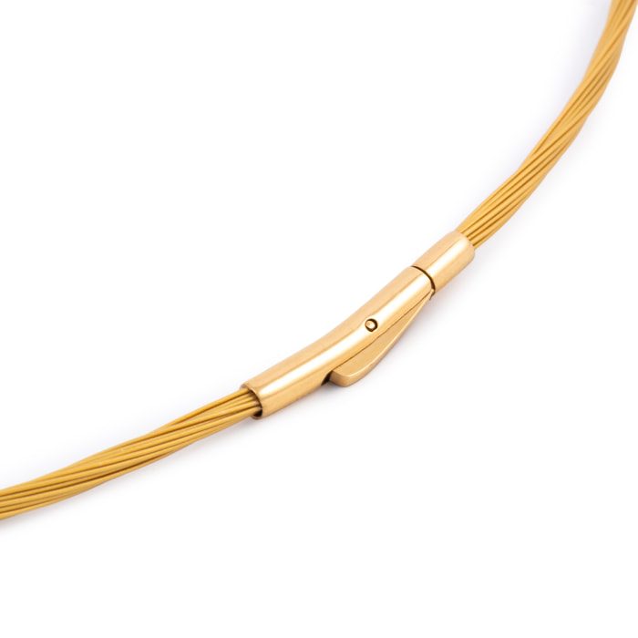 Collar multihebra entrelazada de alambre de acero dorado con cierre de presión de acero inoxidable dorado.