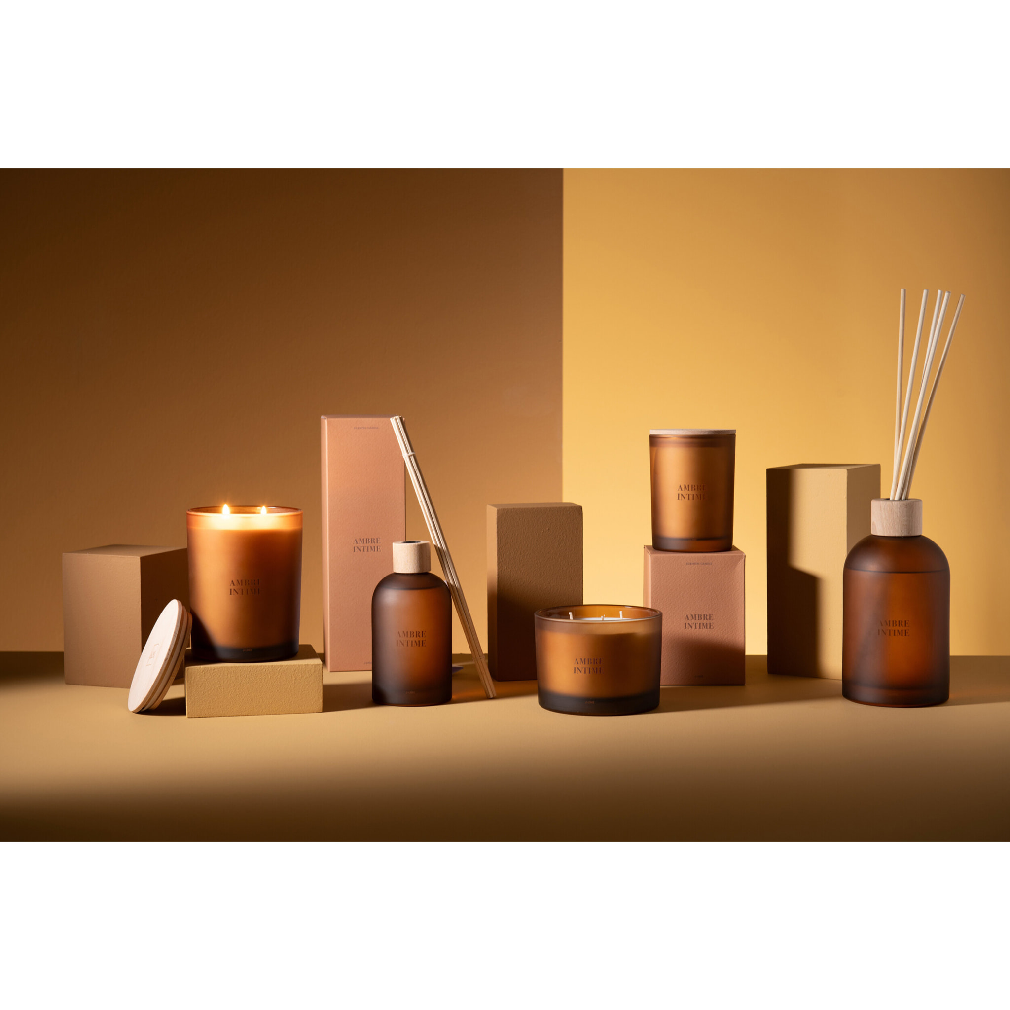 J-Line bougie parfumée Accords Essentiels - Ambre Intime - ocre - 28H