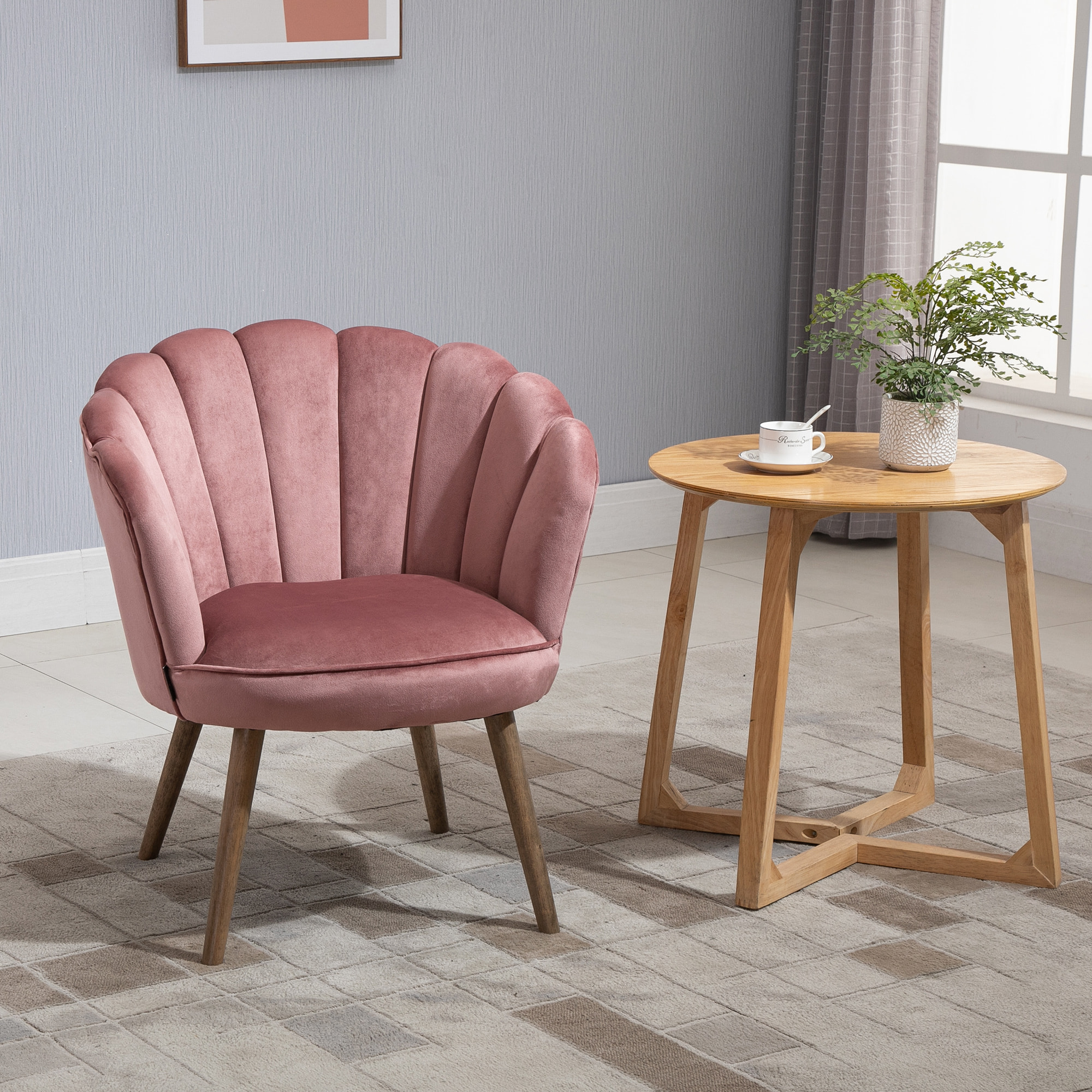 Fauteuil design coquillage piètement effilé bois d'hévéa dossier enveloppant strié aspect velours rose poudré