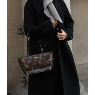 Bolso de hombro marrón con trenzado