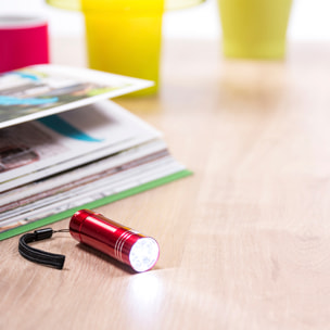 Torcia Conny in alluminio con 9 LED ad alta potenza di illuminazione, pulsante protetto e cinturino di trasporto.