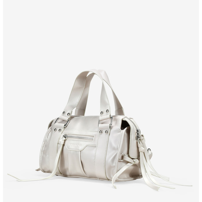 Bolso de mano beige rectangular con tachuelas