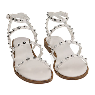 Sandalias planas blancas con tachuelas