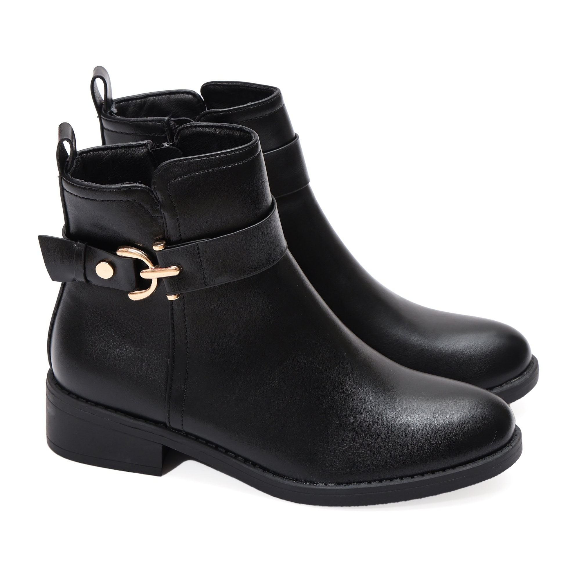 Stivaletto in simil pelle con fibbia dorata