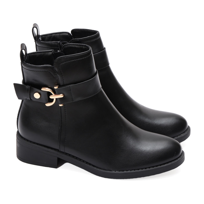 Stivaletto in simil pelle con fibbia dorata