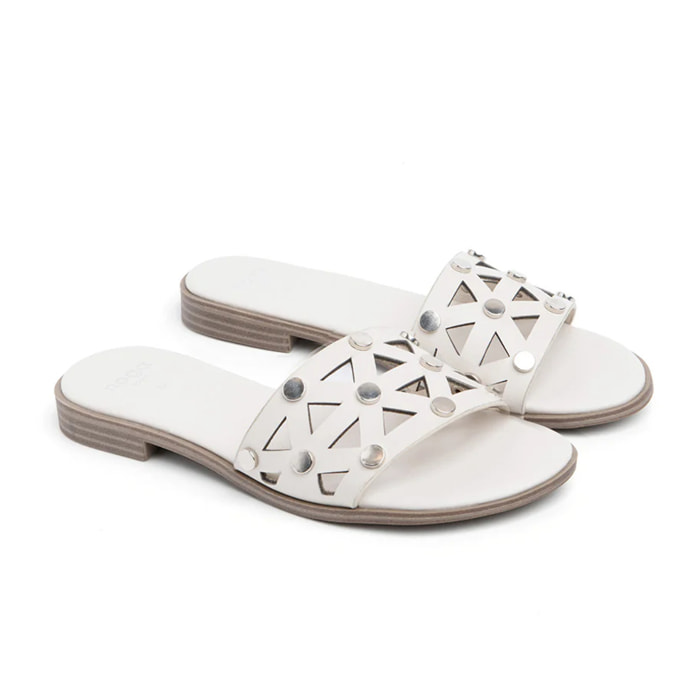 Ciabatta con tomaia intagliata e borchie - BIANCO