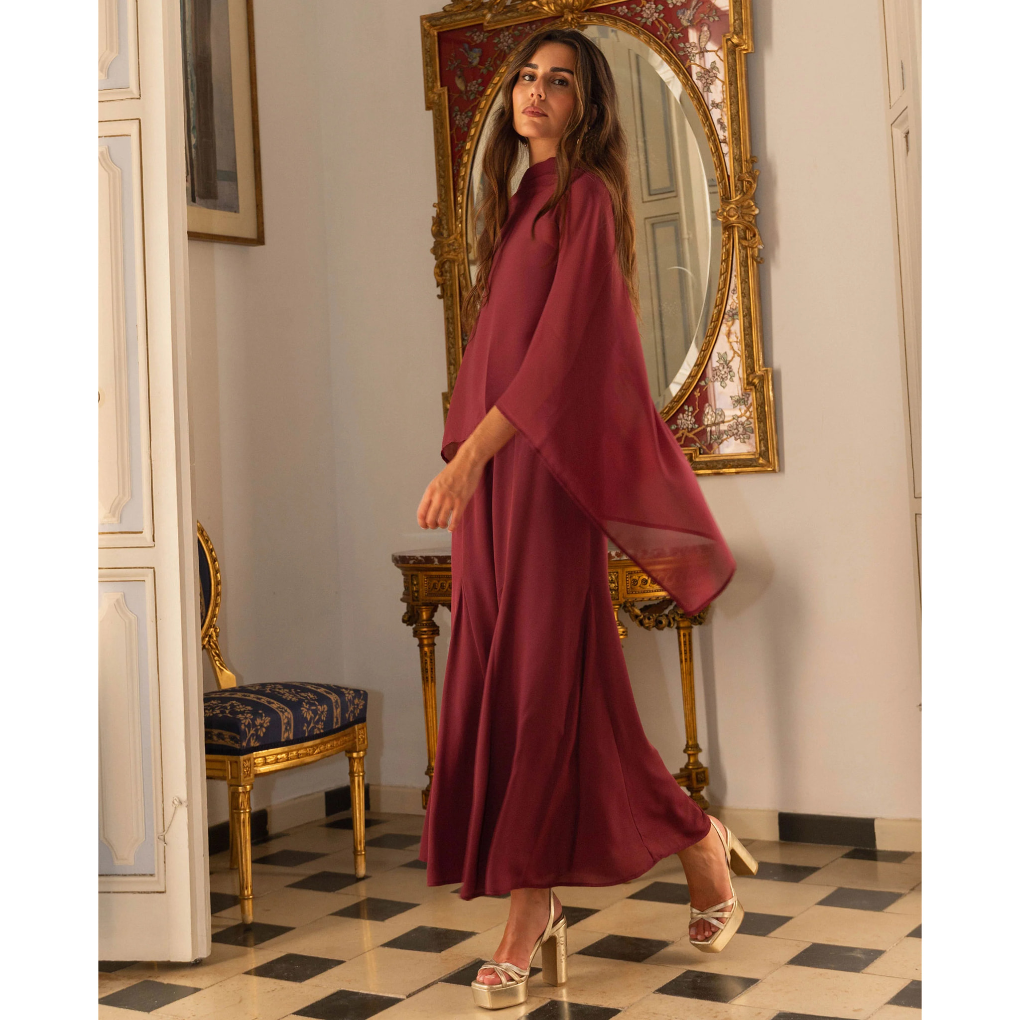 Vestido midi de corte imperio con tirantes