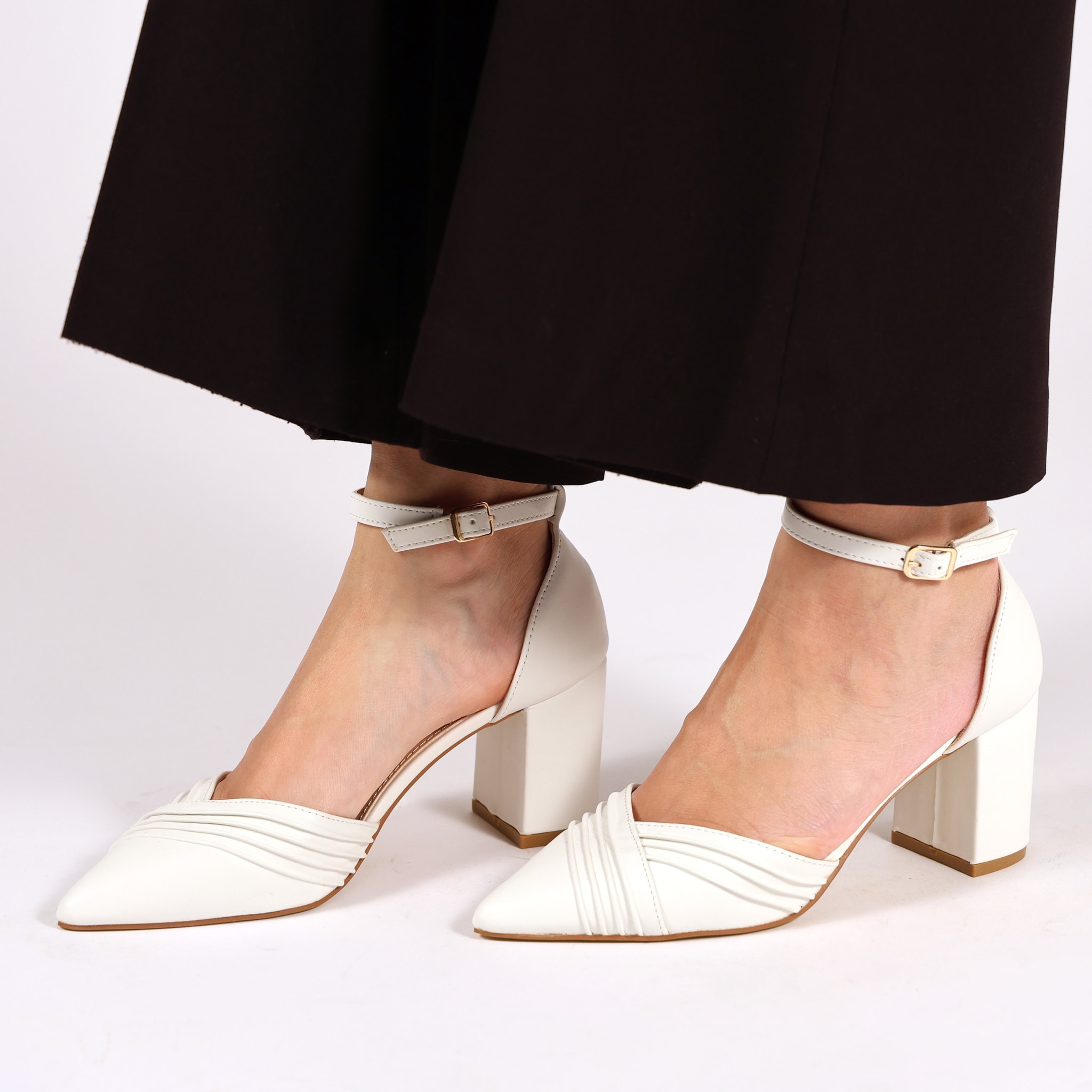 Sandali in simil pelle con tacco comodo quadrato