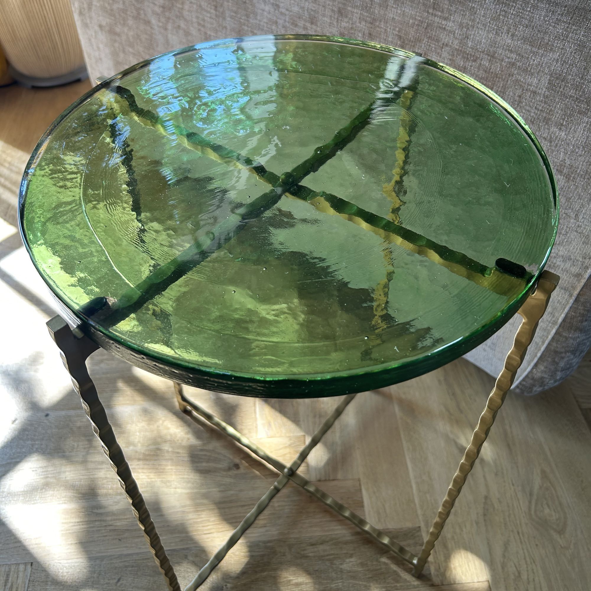 Table d'appoint avec plateau en verre vert et pieds en métal doré BELLI