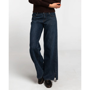 Vaquero azul marino con costura lateral adelantada y abertura en el bajo