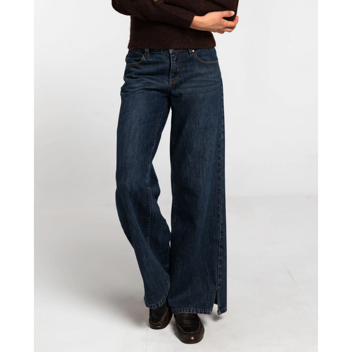 Vaquero azul marino con costura lateral adelantada y abertura en el bajo