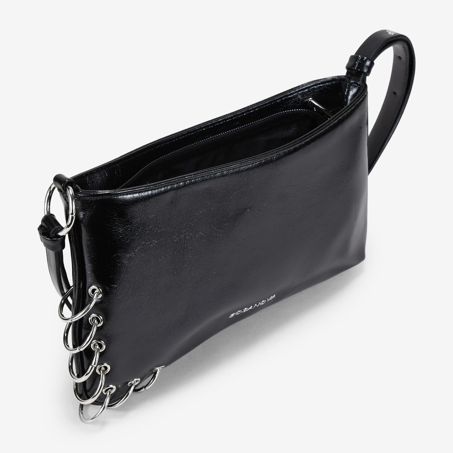 Bolso de hombro negro pequeño con anillas metálicas