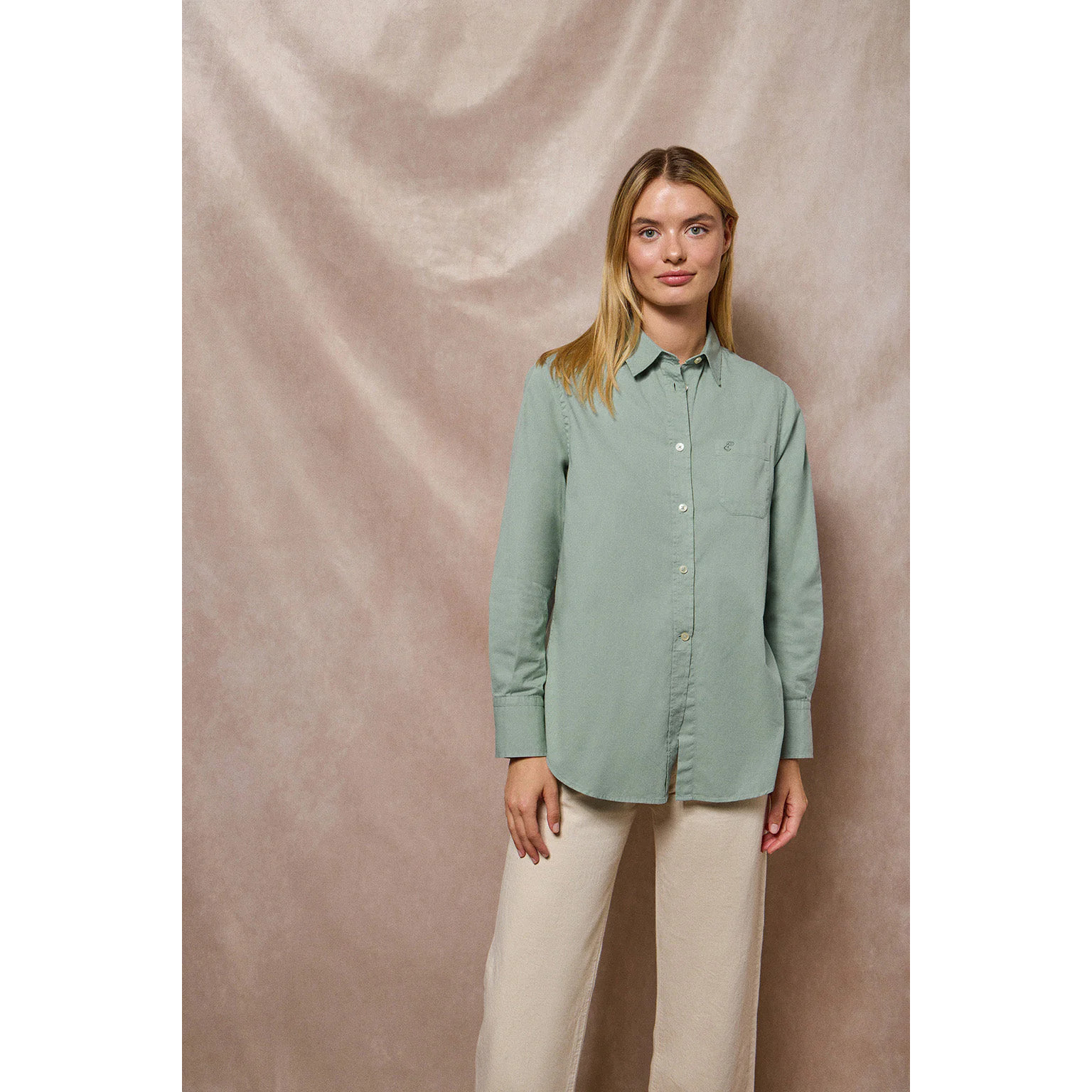 Camisa Simona verde claro con monograma bordado PC