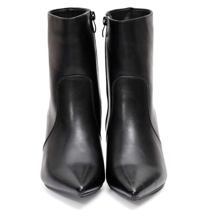 Stivaletto in simil pelle con tacco