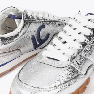 Scarpa sportiva in materiale metallico