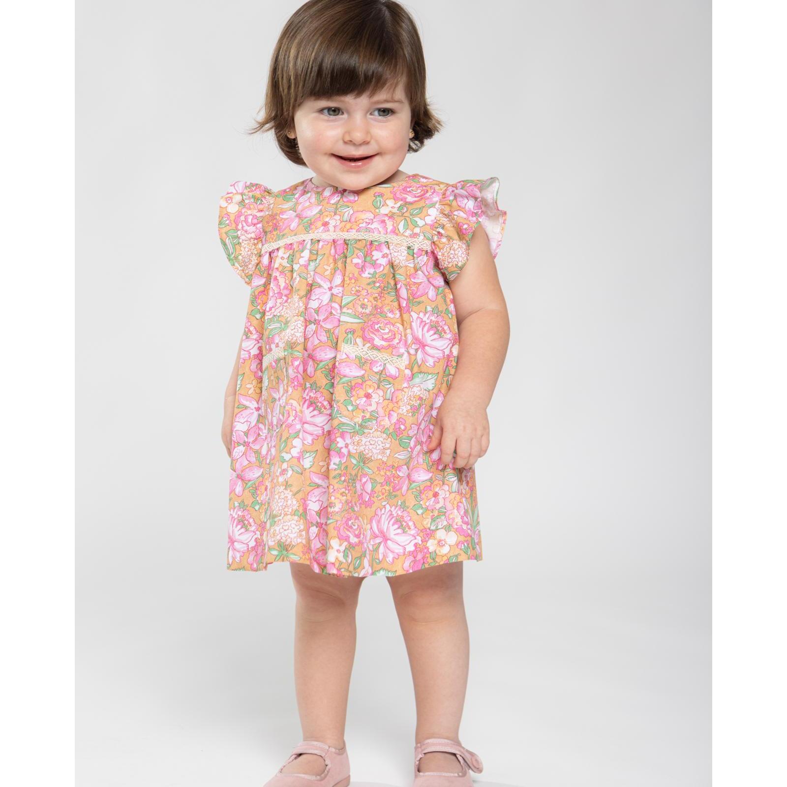 Vestido corto estampado de flores rojas, volantes en las sisas, bolsillos y falda fruncida.