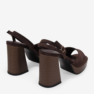 Sandalias de tacón marrones con plataforma de madera