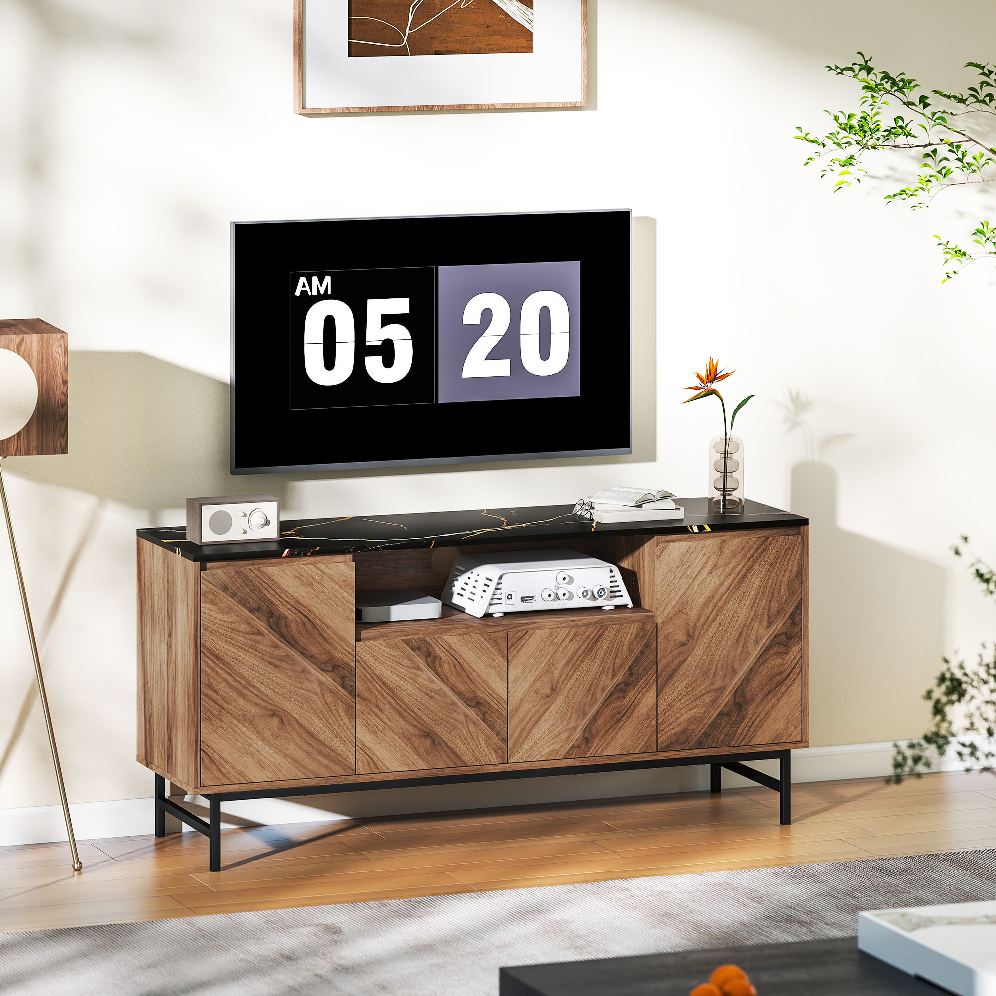 Meuble TV jusqu'à 65 pouces meuble télé aspect bois avec compartiment ouvert, portes, étagères réglables et passe-câbles, 140x39x66cm