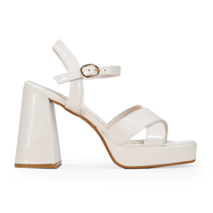 Sandalias de tacón ancho beige en charol