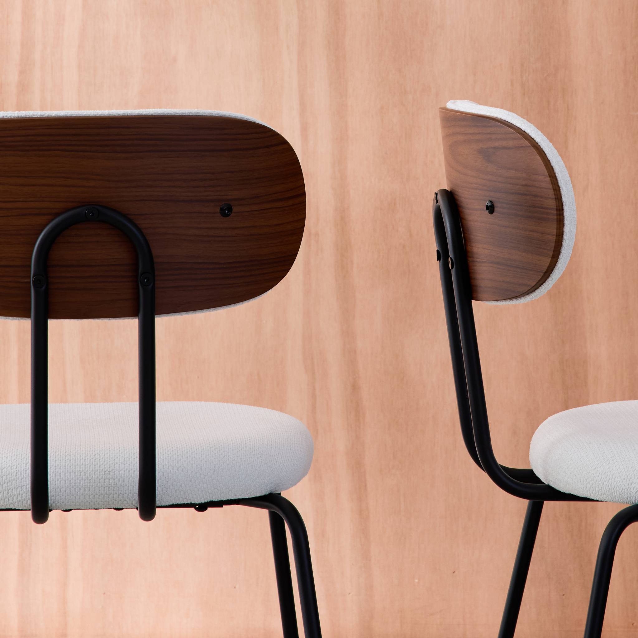 2 chaises décor bois courbé teinté noyer et tissu déperlant blanc. pieds métal noir mat - L 45 x P 55 x H 80cm - Erin