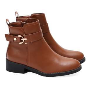 Stivaletto in simil pelle con fibbia dorata
