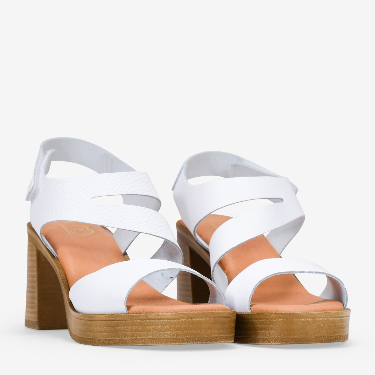 Sandalias de tacón blancas en piel con cierre de velcro