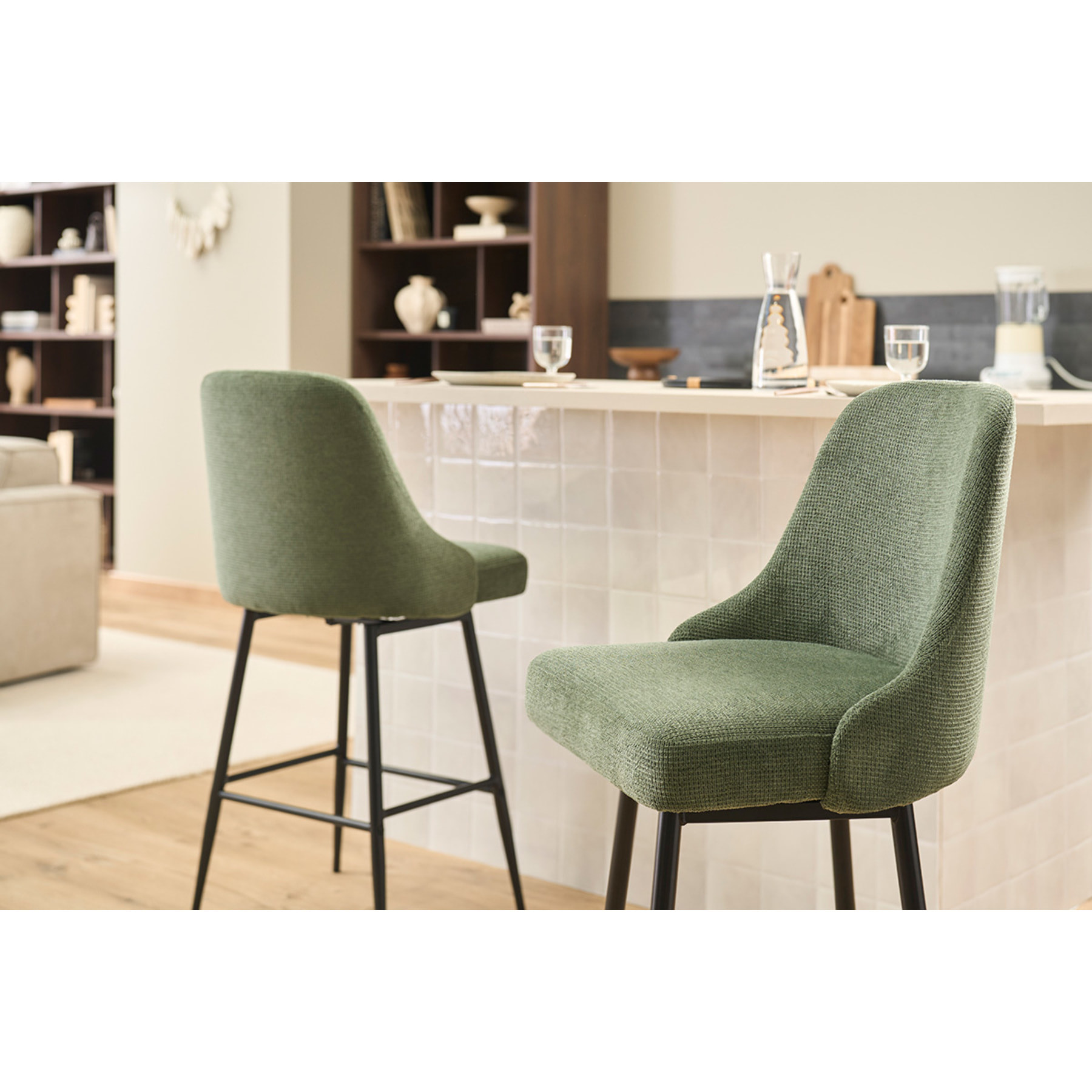 Tabourets de bar pivotants 360° en tissu chenille vert kaki et métal H66 cm (lot de 2) HASTA