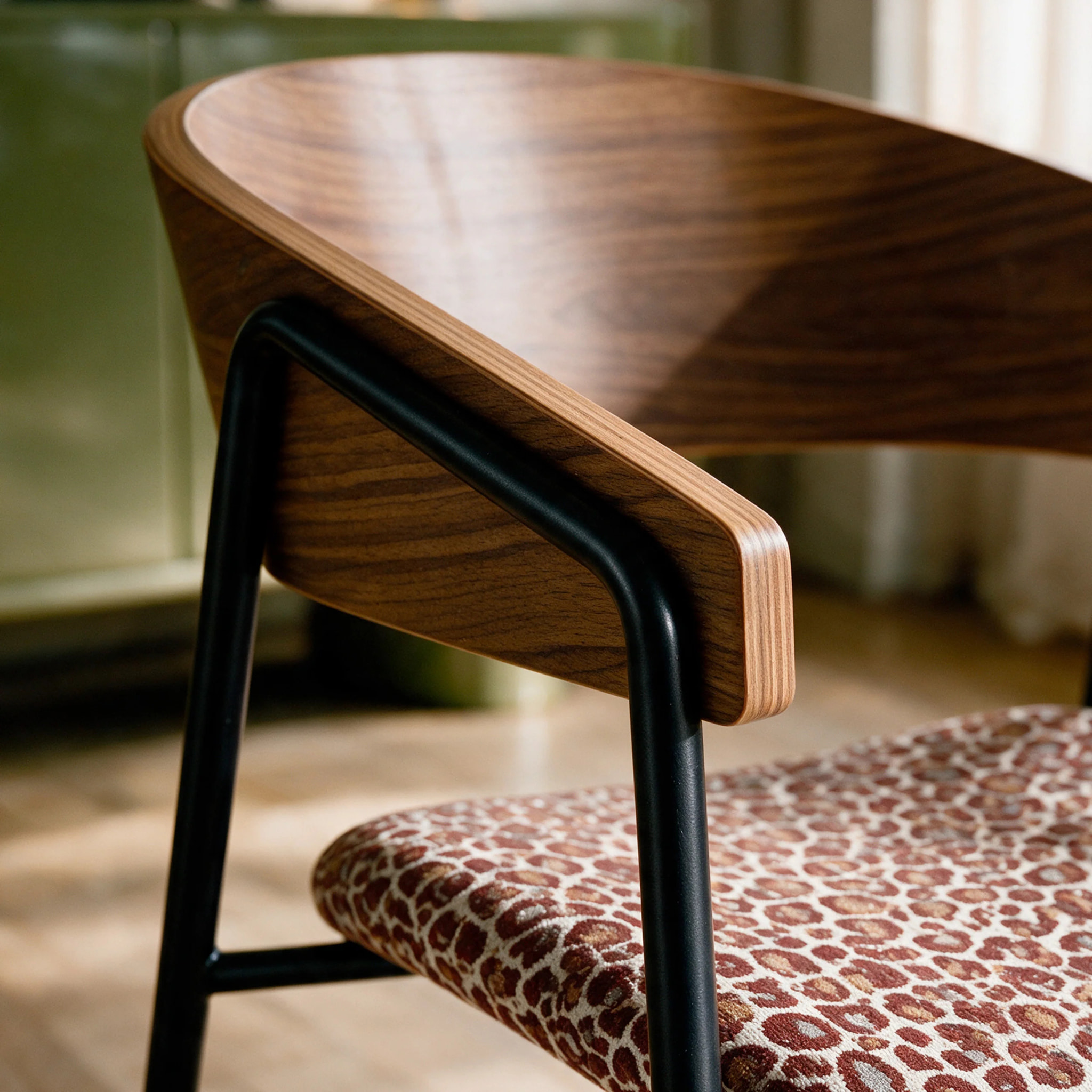 Lot de 2 chaises en tissu léopard bordeaux et bois de noyer - Esmée