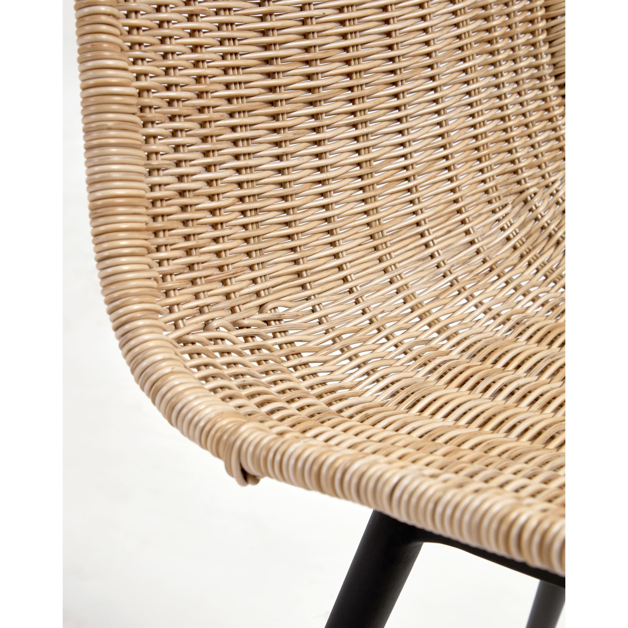 Kave Home - Sedia da esterno Equal in rattan sintetico e gambe in alluminio finitura nera