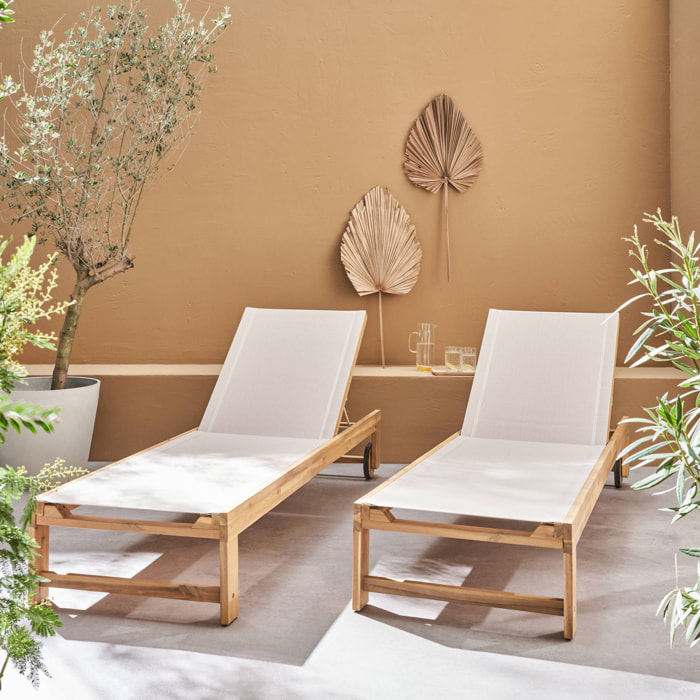 Lot de 2 bains de soleil en bois d'acacia et textilène beige. multi positions avec roulettes