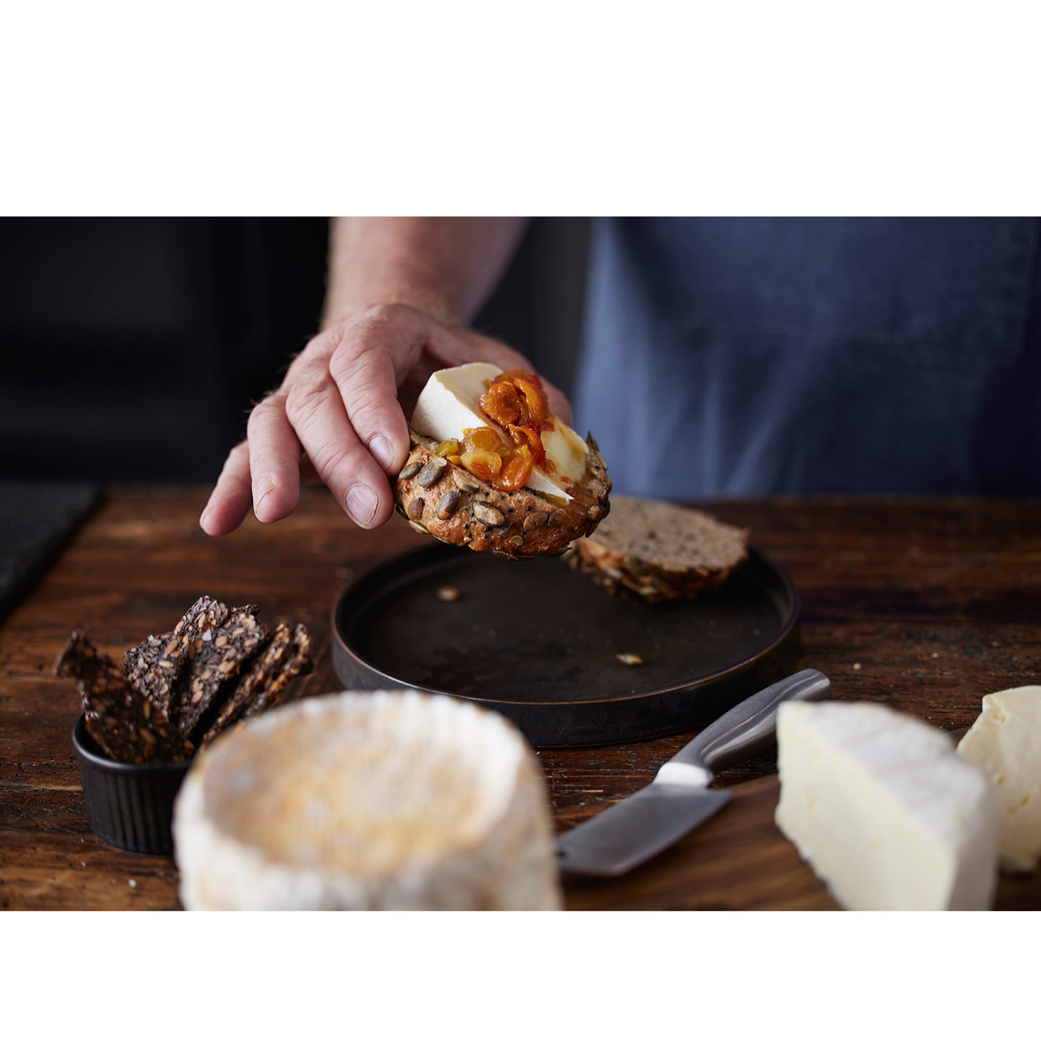 Planche à fromage en acacia avec 3 couteaux