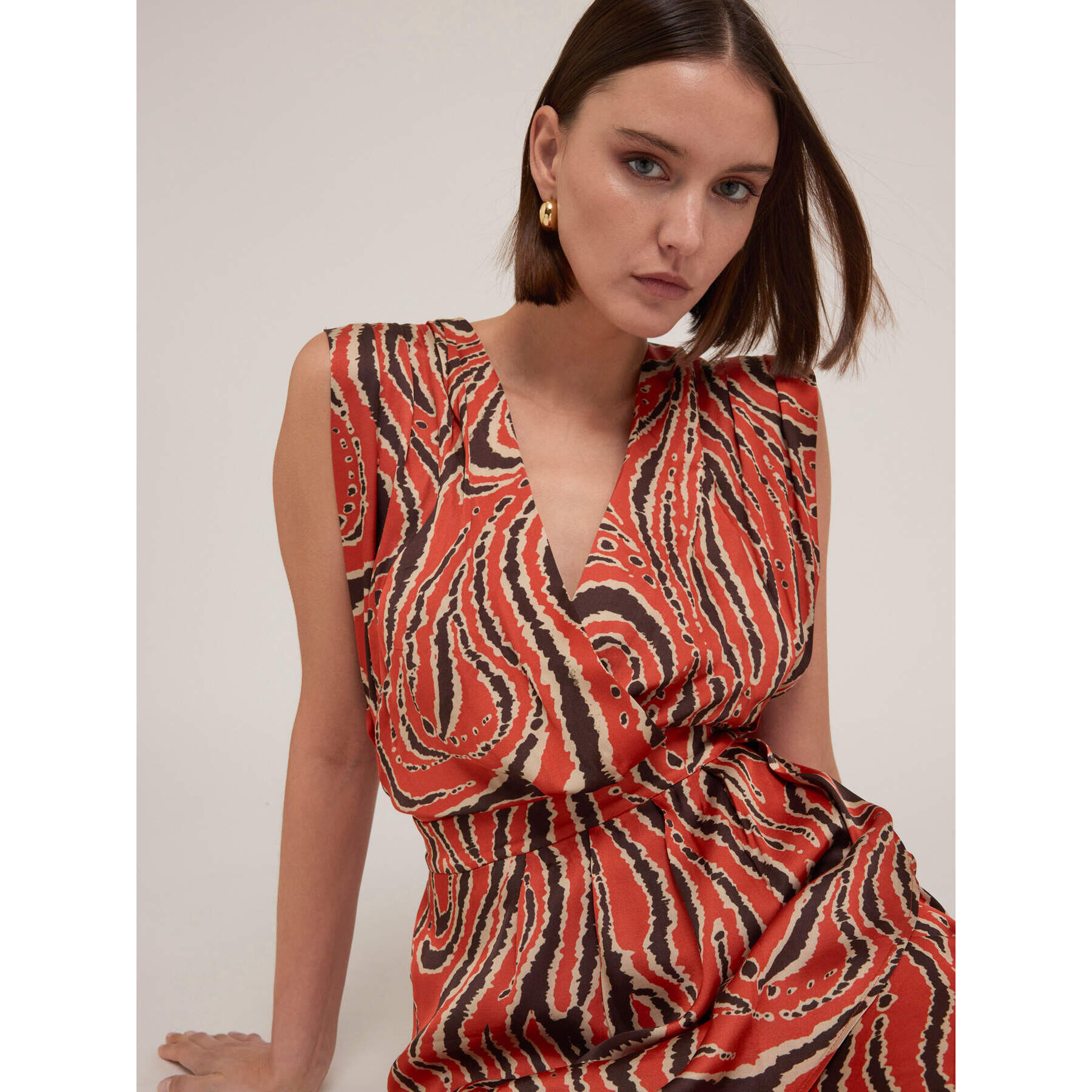 Motivi - Vestido corto cruzado de satén estampado - Naranja sol