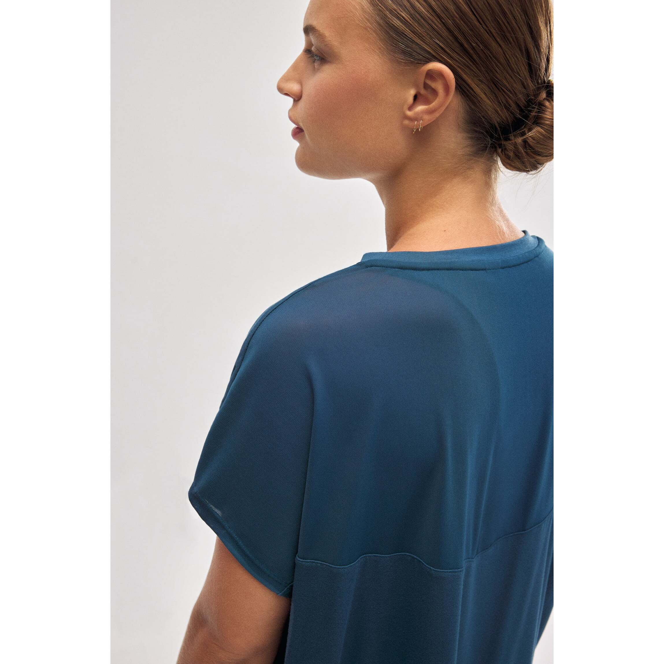 Maglietta sportiva blu a maniche corte