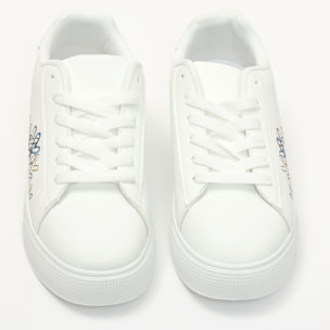 Sneakers in simil pelle con ricamo laterale