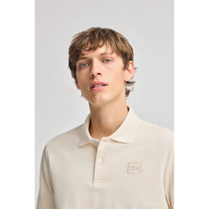 Polo color crudo de manga larga y dos botones con parche logotipado